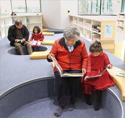 基隆中正區圖書館以「山」、「海」、「人」三大主題,設計特色館藏書架。