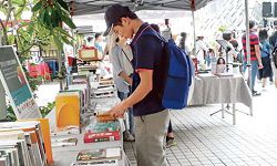 精武圖書館與「1095,」文史工作室合作,將東南亞館藏推到臺中東協廣場與移工朋友分享。