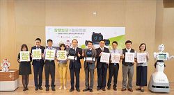 國立公共資訊圖書館「智慧生活·聰明閱讀」智慧科技應用與服務創新記者會來賓合影。(國立公共資訊圖書館提供)