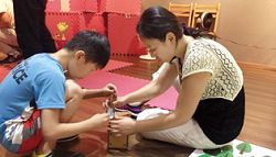 新北市青少年圖書館「逃出繪本親子密室逃脫」活動增進親子互動。(樂輔快樂活動工作室提供)