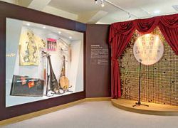 許石音樂圖書館展出許石的珍貴文物。