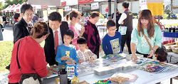 於臺灣閱讀節設曬書市集攤位,讓民眾可以拿出家中書籍與大家分享。(花蓮縣文化局圖書館提供)