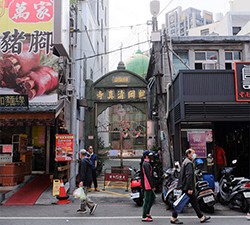 龍岡地區民族多元,回教徒不在少數,因此全臺僅有七座的清真寺,忠貞市場這裡就佔了一座