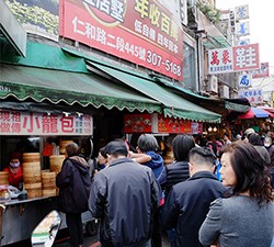 假日，在地人會在忠貞市場買齊一週需要的菜、肉，離開時順便排個喜歡的早餐帶回家吃