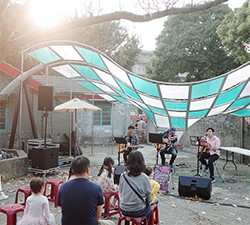 目前園區由在地青年團隊——洄游創生接手管理,每個月舉辦一場市集,會邀請在地歌手和文創品牌參與活動
