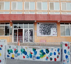 園區正門對面空間原為眷村的活動中心,現為桃園光影電影館,每個月都會推出主題影展,除了週一公休外,每天都會免費播放電影