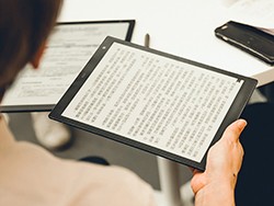 龐文真執行長分享電子閱讀器,不反光、不傷眼,可以把整個書櫃放到進口袋,隨時隨地享用閱讀樂趣。