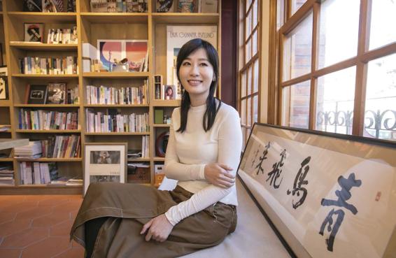 青鳥創辦人蔡瑞珊以書為核心,搭建跨界平臺,形塑出獨樹一幟的書店風格。