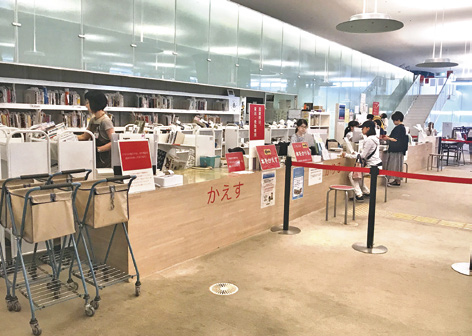 四樓圖書借閱櫃台,一旁排列著取書小推車。