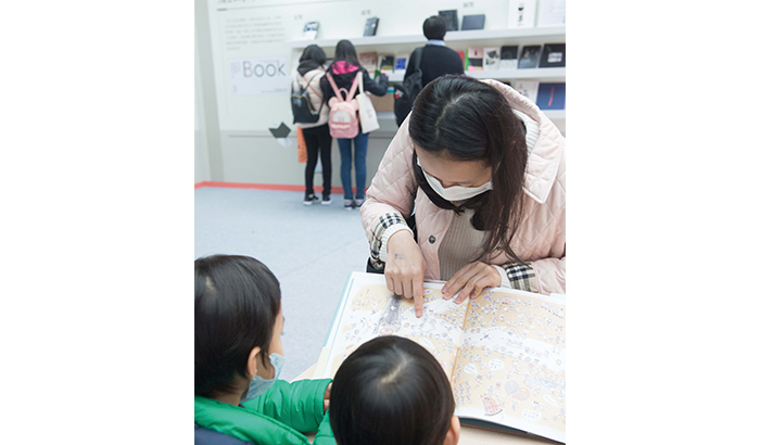 在文化部與教育部的協助下,偏鄉學童開心到臺北參觀書展。