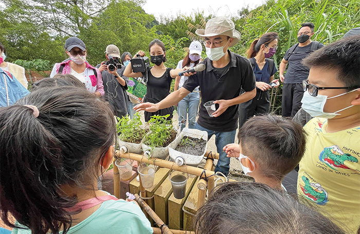 介紹各式土壤，讓民眾認識周遭生態環境。