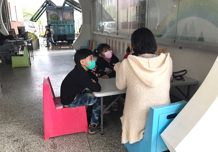 小孩認真聆聽故事媽媽說故事。