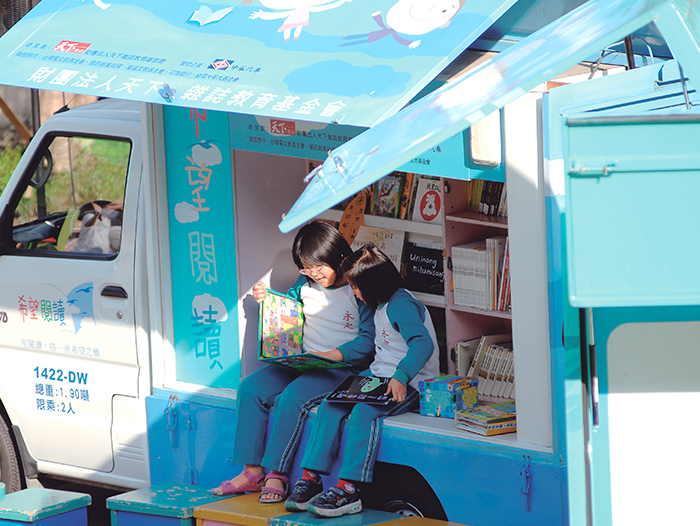 「希望閱讀書車」共4輛，輪流前往偏鄉學校，將學習資源帶給孩童。