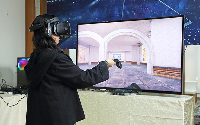 學生正在體驗館內VR設備。