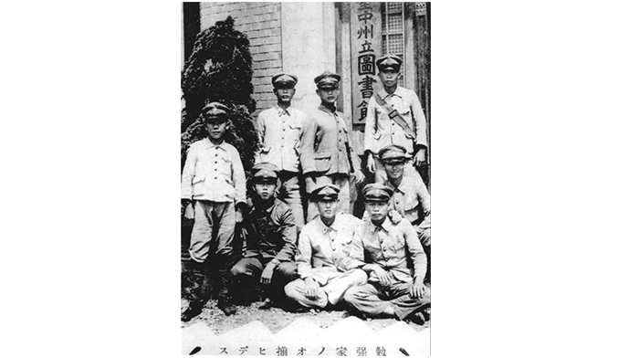 一群學生攝於臺中州立圖書館門口。