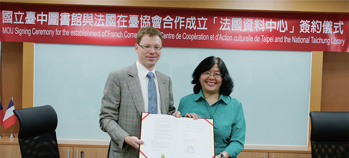 與法國在臺協會學術合作暨文化處簽署2年合作協議書,成立法國資料中心,同年新館建築完工。