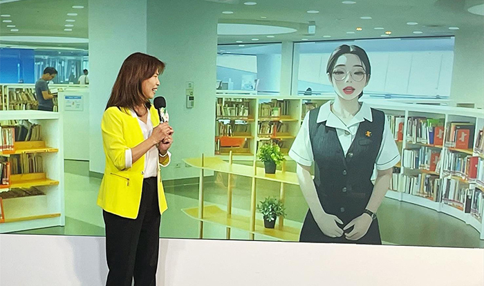 AI虛擬智慧館員「曉書」，於記者會現場與氣象署伍婉華氣象主播對話互動。