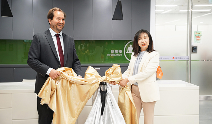 國資圖馬湘萍館長與比利時臺北辦事處馬徹處長共同揭幕藍色小精靈壁畫。