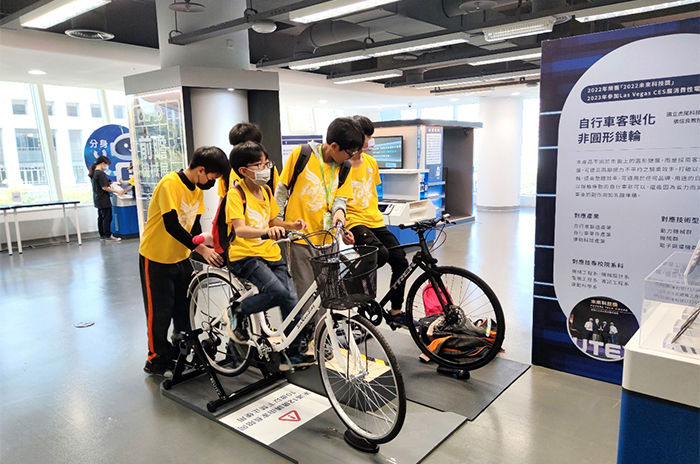 由張信良團隊打造的「自行車使用之非圓形客製化鏈輪」於國資圖展出並提供民眾試騎。