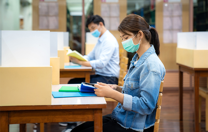 疫情促使圖書館加速適應靈活應對新挑戰，像是人流管制、使用場域的限制等問題。