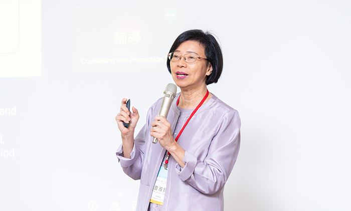 佛光大學榮譽教授曾淑賢介紹臺灣公共圖書館在疫情期間如何快速實現數位轉型。