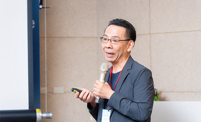 周忠信提到，國資圖使用的AI智慧圖書館員「曉書」，是與東海大學軟體工程與技術中心團隊共同設計開發的成果。