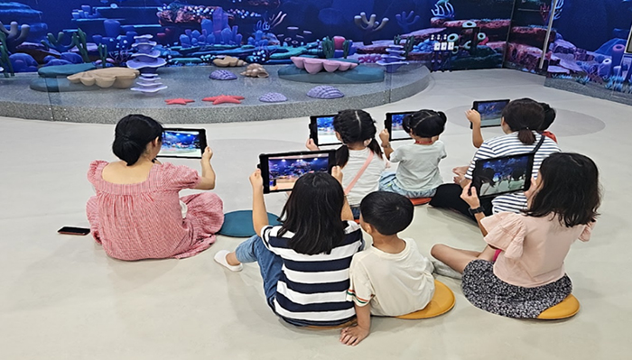 VR數位設備激發兒童的想像力與創造力。
