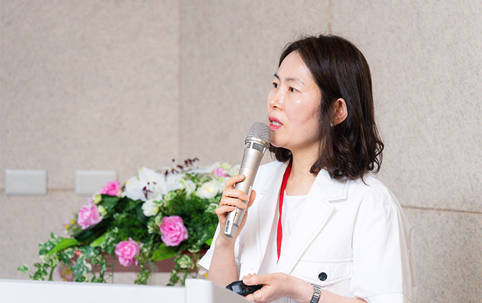 Yoo Kyung Choi介紹韓國國家圖書館兒少館如何運用尖端科技，提供讀者更多樣化的服務。