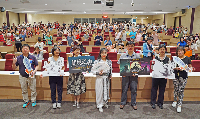 國資圖館長馬湘萍化身俠女Cosplay邀讀者體驗《閱境江湖》劇場版的大型演出。