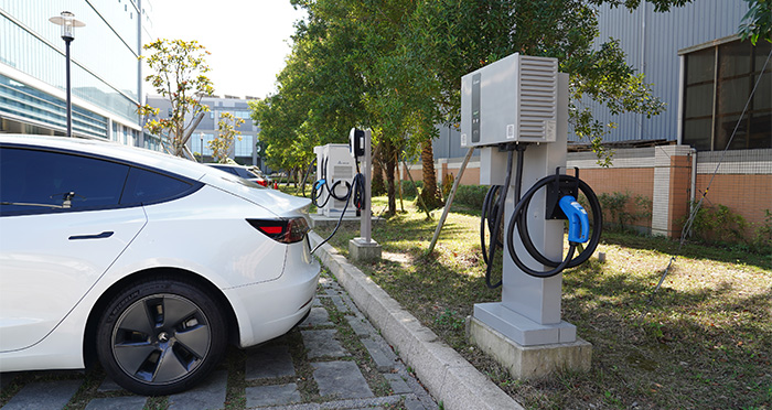 台達電子中壢五廠設有充電樁，供員工的電動車充電使用。