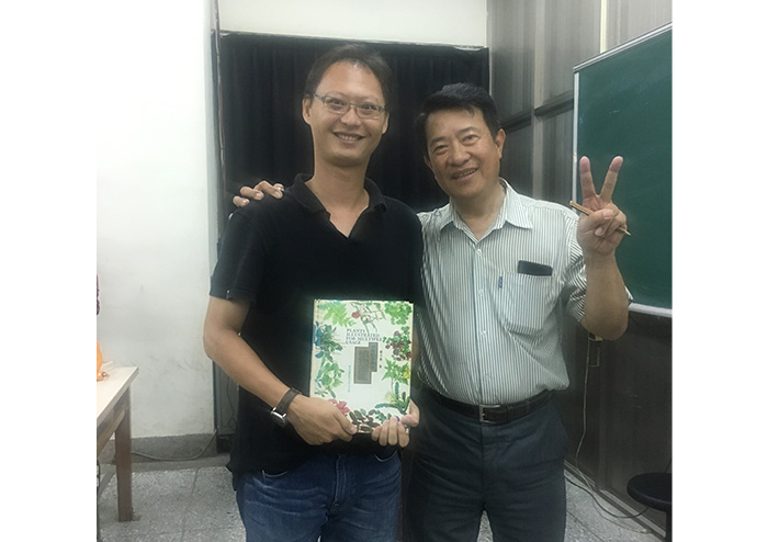 鄭元春（右）所著的《神奇的多用途植物圖鑑》，開啟胖胖樹的植物自學之路。