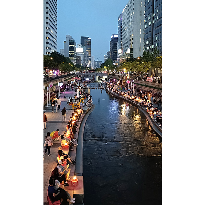 夜晚點燈後的清溪川。