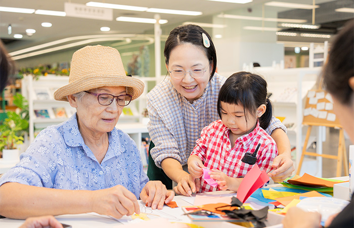 國資圖打造0至100歲都能享受的溫馨空間,無論樂齡或孩童都可以體驗閱讀的樂趣。