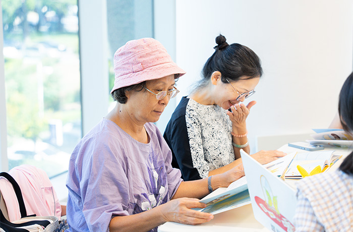 銀力繪本花園成為銀髮友善的社交場域。