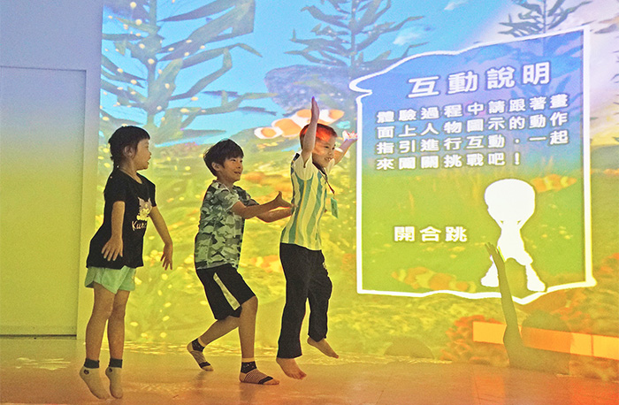 2023年啟用的故事屋結合XR延伸實境技術與AI肢體辨識，打造直覺式沉浸環境。