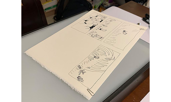 劉旭恭與孩子們一起創作漫畫。