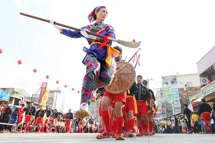 《臺南保西代天府丁酉科架棚—歸仁西勢黃府王爺壇拍面宋江陣之女性持官刀》呈現出陣頭女性揮舞官刀跳躍的威武,氣勢不輸男性。攝影/趙守彥