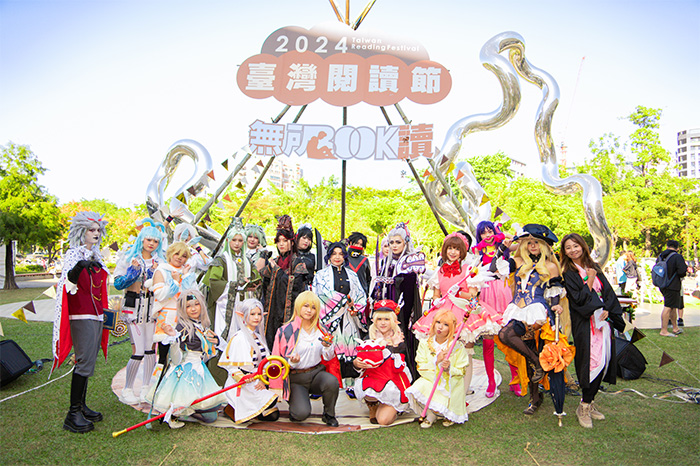 20多位Coser參加國資圖首度舉辦的Cosplay走秀，為2024臺灣閱讀節揭開序幕。