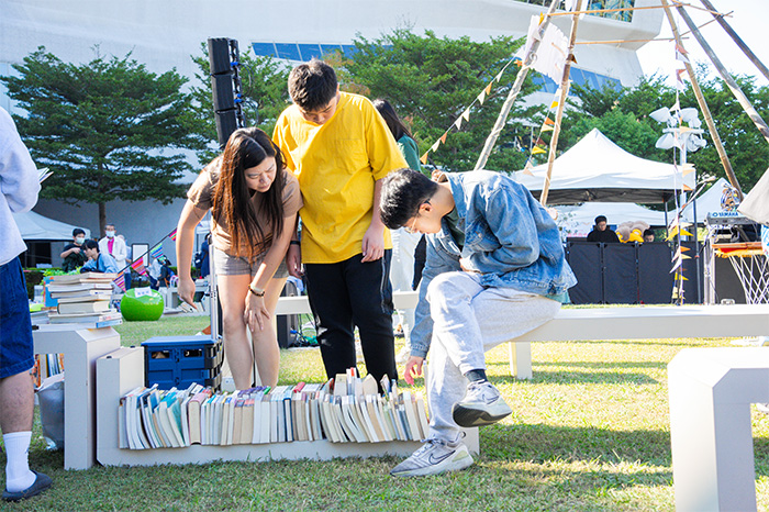 草皮廣場上精心擺放各類主題書籍，透過自然環境與書本的結合，提升民眾的沉浸感。