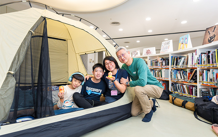 潘先生與唐小姐帶著國二與四年級的兄弟檔來體驗夜宿圖書館。