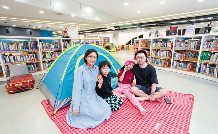 洪先生與陳小姐帶著五年級與二年級的姊弟前來體驗夜宿圖書館。