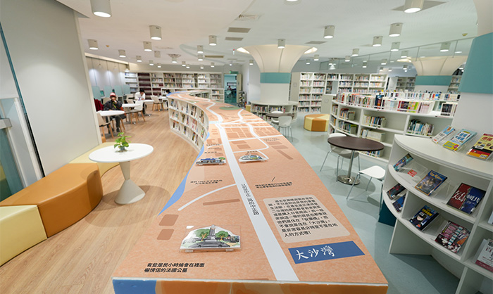 中正分館所在區域經歷多次重要歷史變動,館藏以海洋文化與在地歷史為主軸。