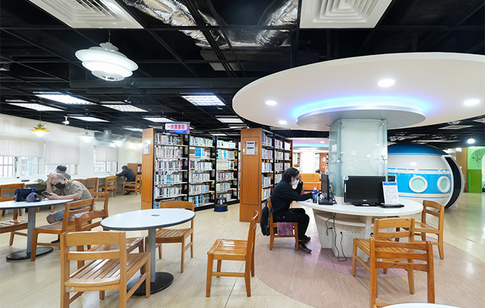 蘆洲長安分館的書本放置在以飛碟為中心的放射狀書架，讓讀者在館內任一角度，都有置身太空中的感覺。