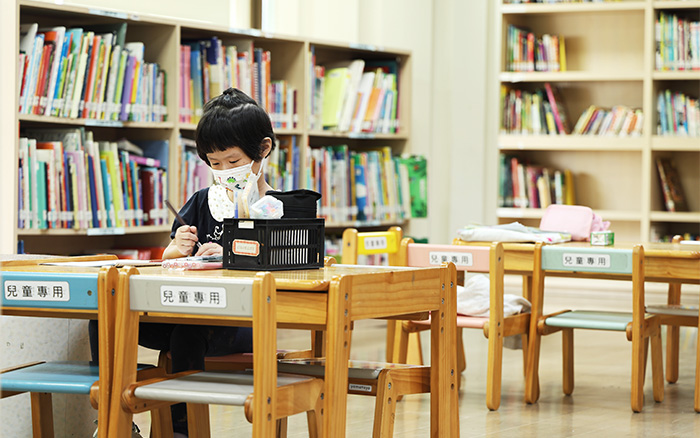 圖書館按照店家特色與需求進行選書，第一期合作店家包括南院旅墅、曉咖啡、新華美西裝社、舊時光新鮮事-老屋咖哩專賣、秘書店及脆皮 doudou甜甜圈。