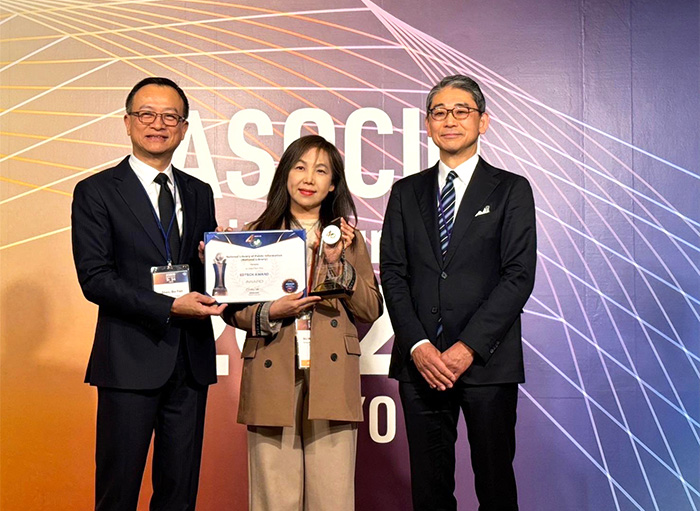 國資圖榮獲2024亞太資通訊科技應用獎，館長馬湘萍接受ASOCIO chairman Dr. Brian Shen及Japan JISA Chairman Mr. Fukunaga Tetsuya頒贈獎項。