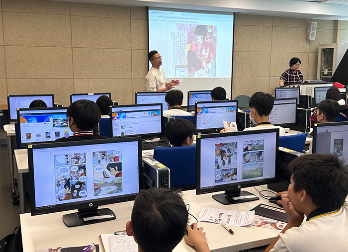 劉彥愷為參訪圖書館的學校師生介紹「教育雲電子書」這項針對全國師生設計的數位資源平台。