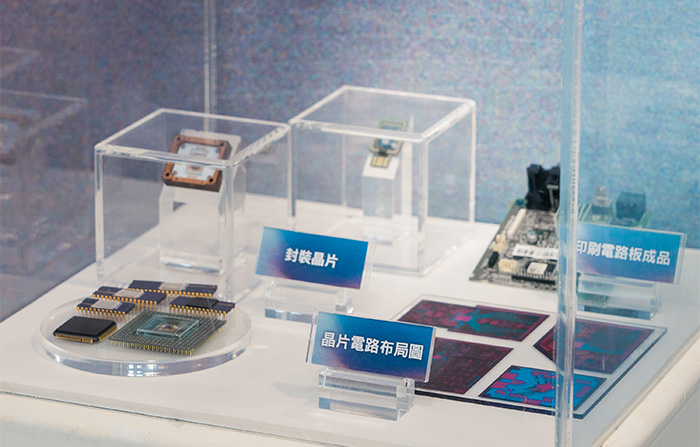 展覽現場展示各式晶片與電路板成品，讓民眾更具體認識半導體晶片。