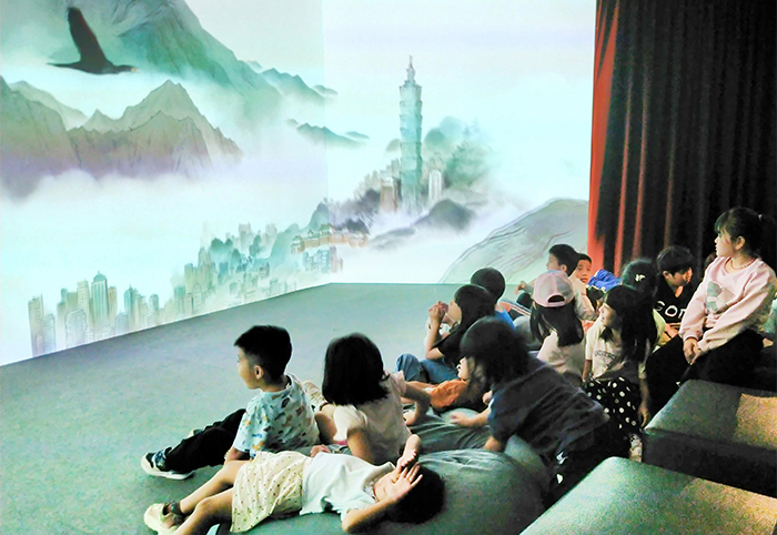 新竹縣五峰鄉桃山國小師生參觀「神出鬼沒：新媒體藝術展」。