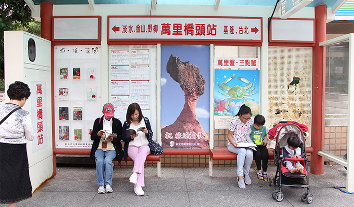 萬里分館突發奇想，將候車亭變成馬路圖書館。