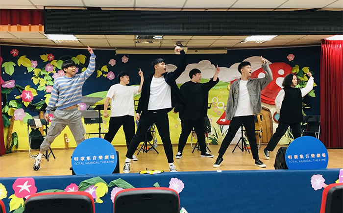 2020年高市圖與在地劇團「唱歌集音樂劇場」合作，將親子音樂劇《魔神候補生》配合行動書車帶到校園演出。